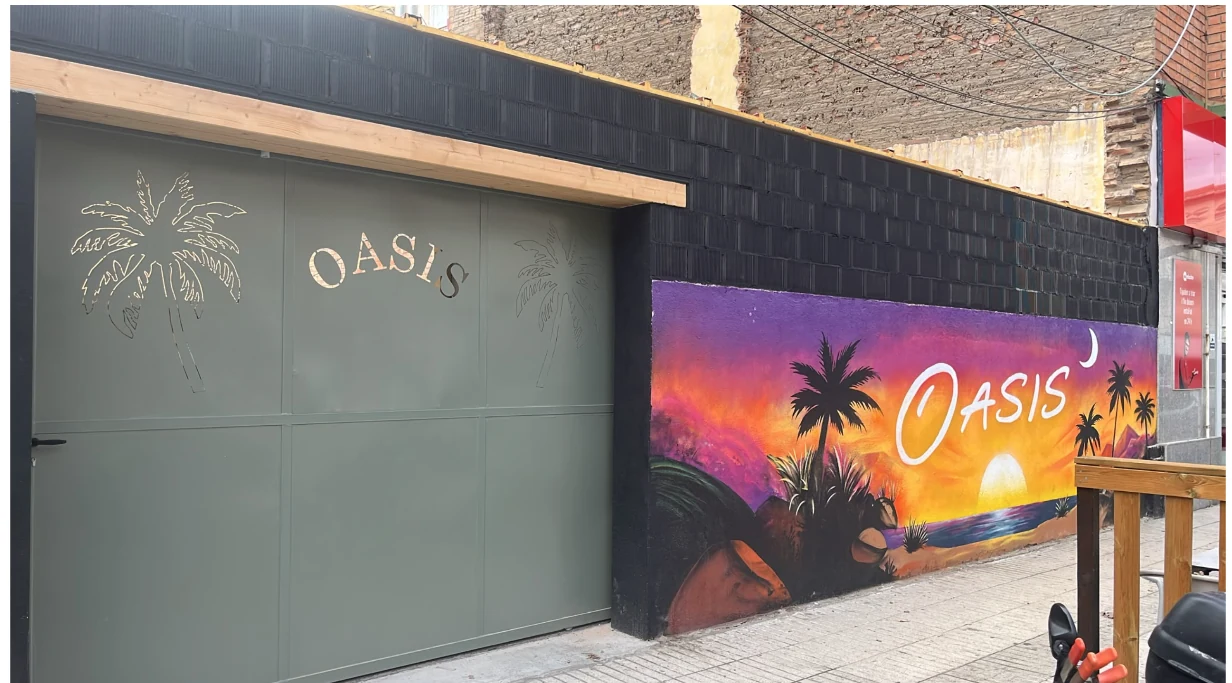 Entrada de la terraza de OASIS en Balaguer